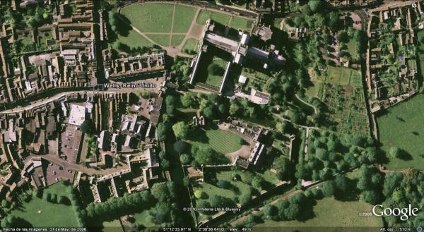 Wells, con su Catedral y el Palacio Arzobispal (Fuente: Google Earth)